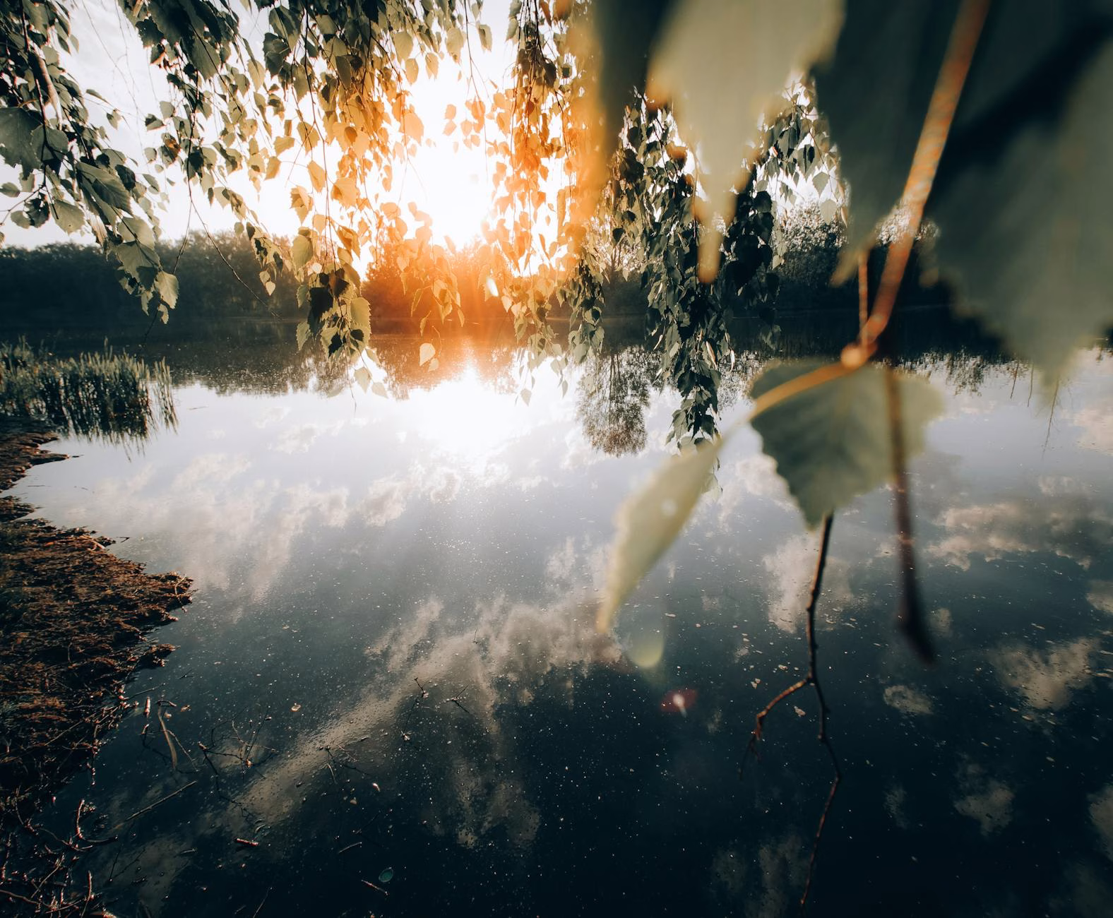 reflection of the sky on the lake